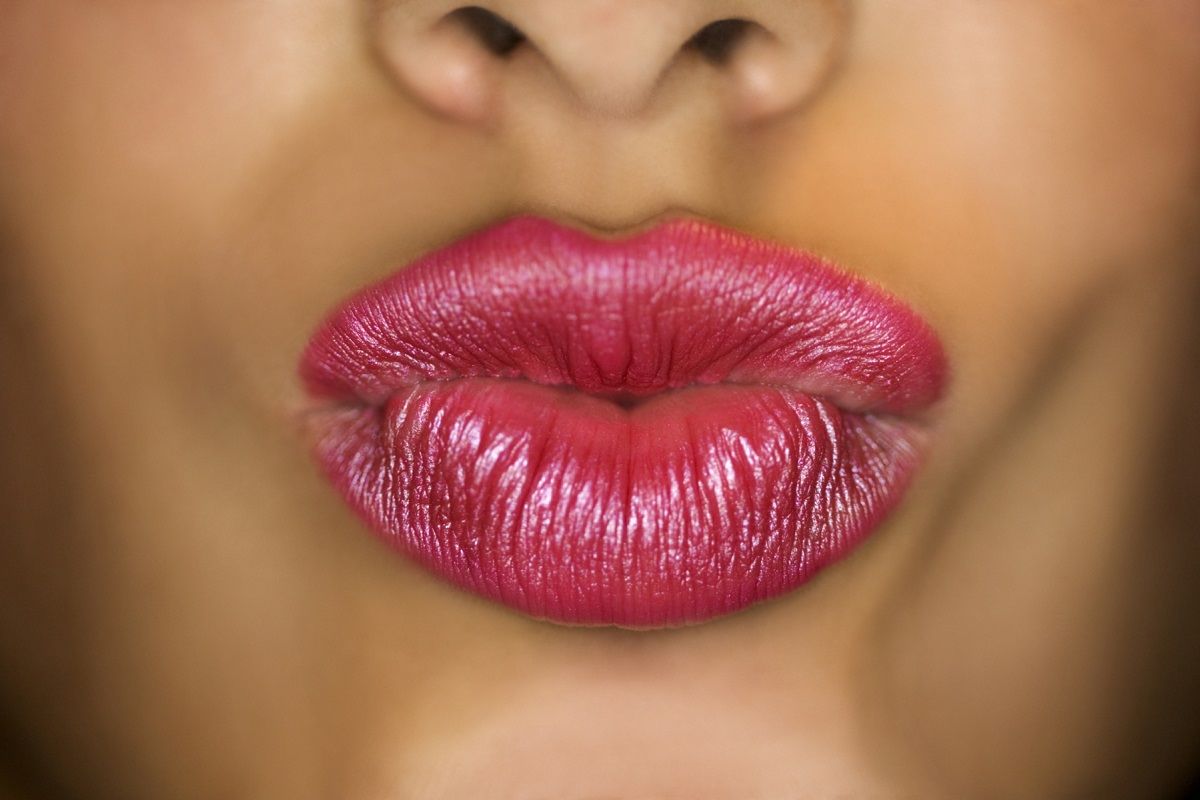 maquillaje de labios en un maquillaje social