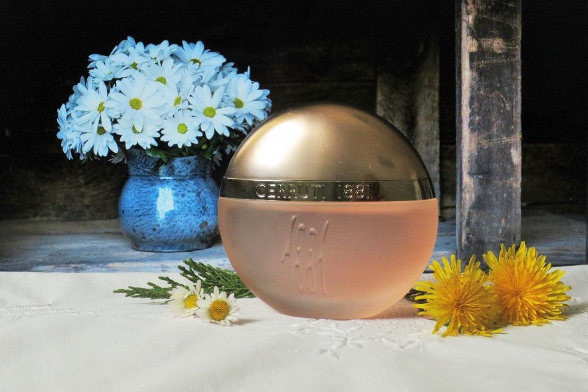 perfume femenino de Cerruti