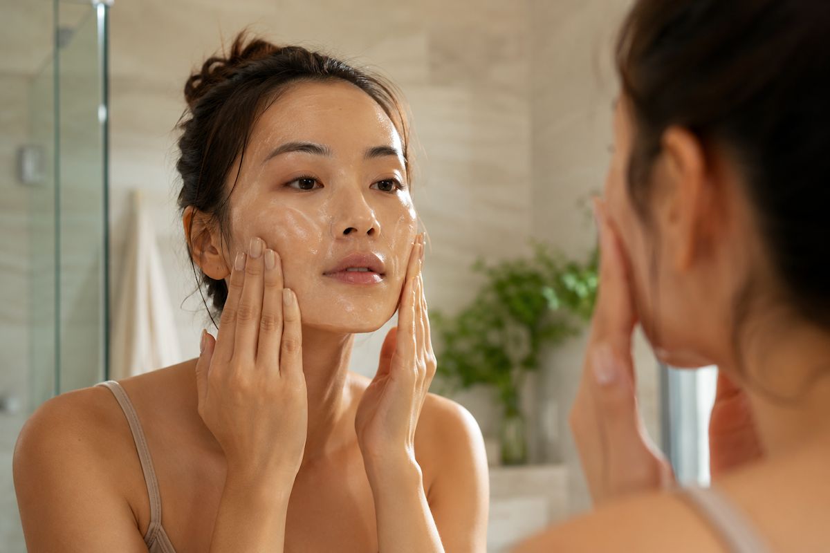 Antes y después de una rutina de doble limpieza facial